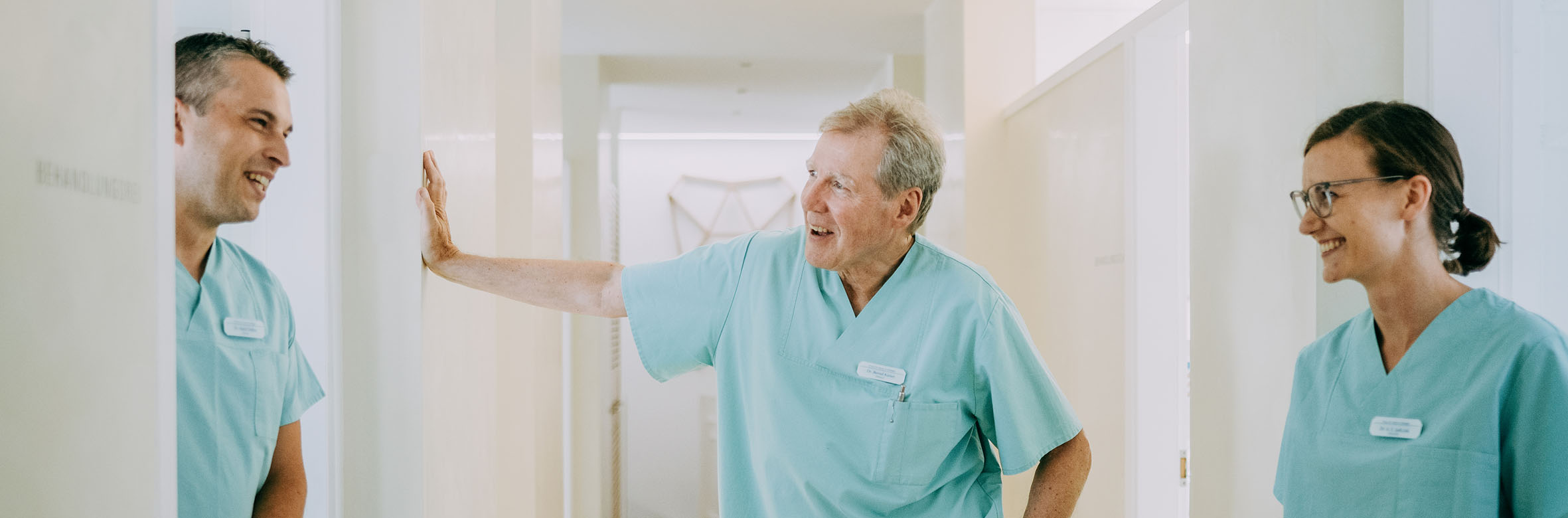 Links ein Baum, rechts ein Wasserlauf umrandet von grünen Pflanzen